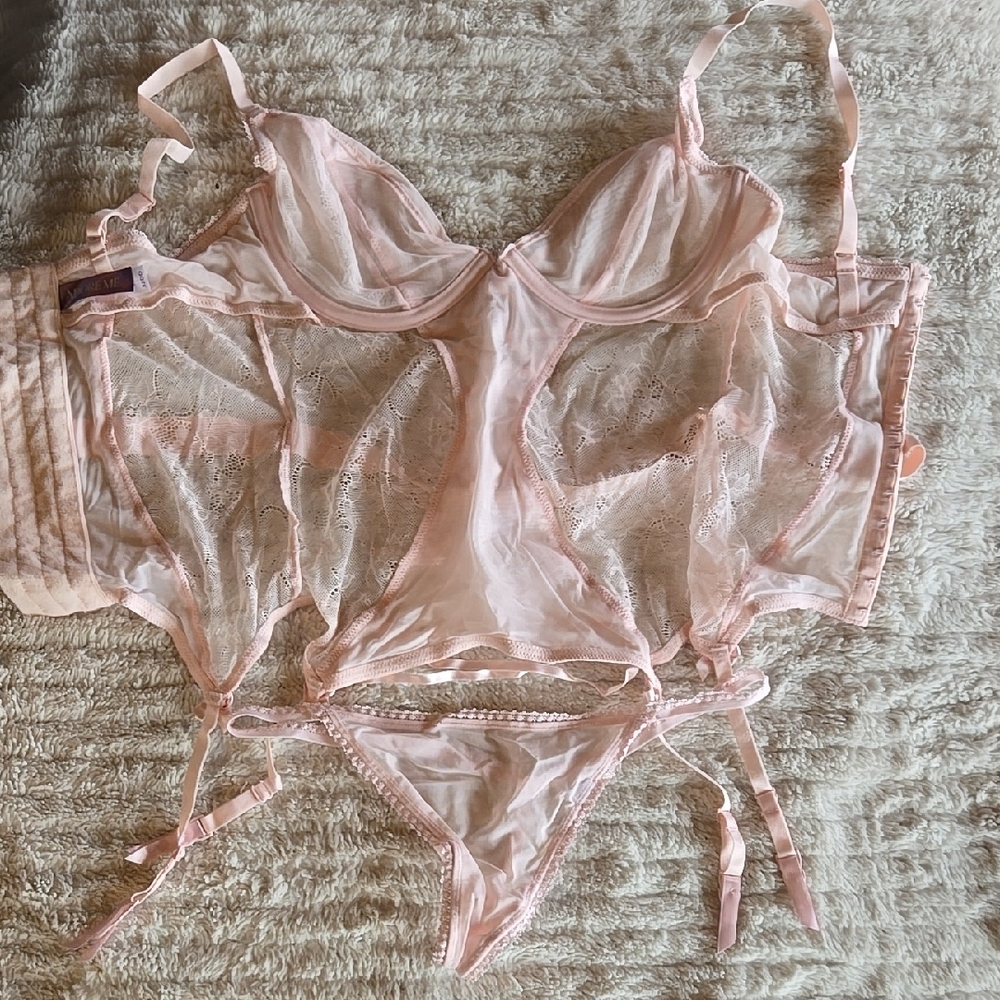 Elegant Pink Lace Lingerie Set